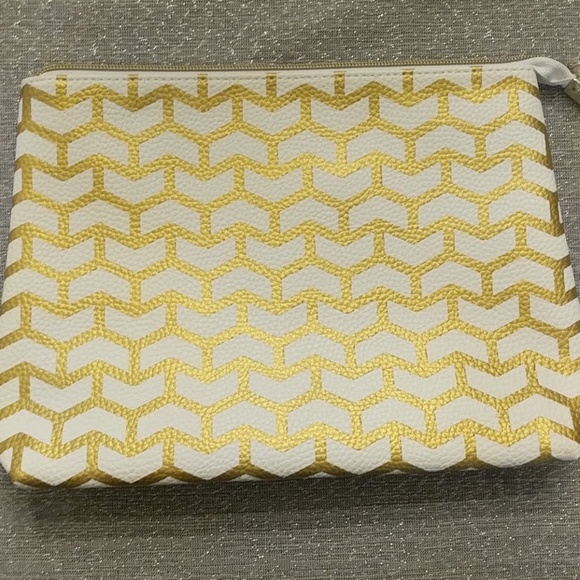Gold and white clutch - Picture 1 of 4